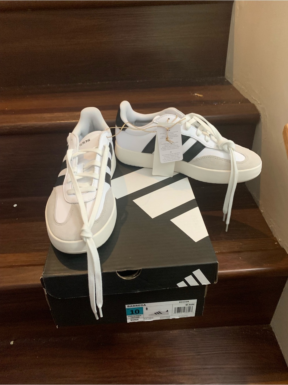New woman’s Adidas White Black Retro Runner Sneakers with Suede Accents. Size 10 - Picture 2 of 10